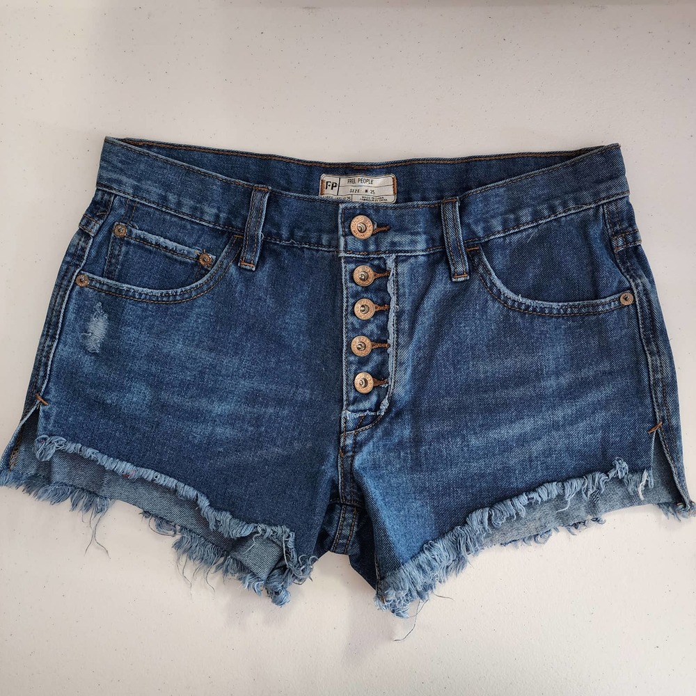 Free People Loving Good Vibrations Shorts Raw Hem Size 25 - Picture 1 of 6